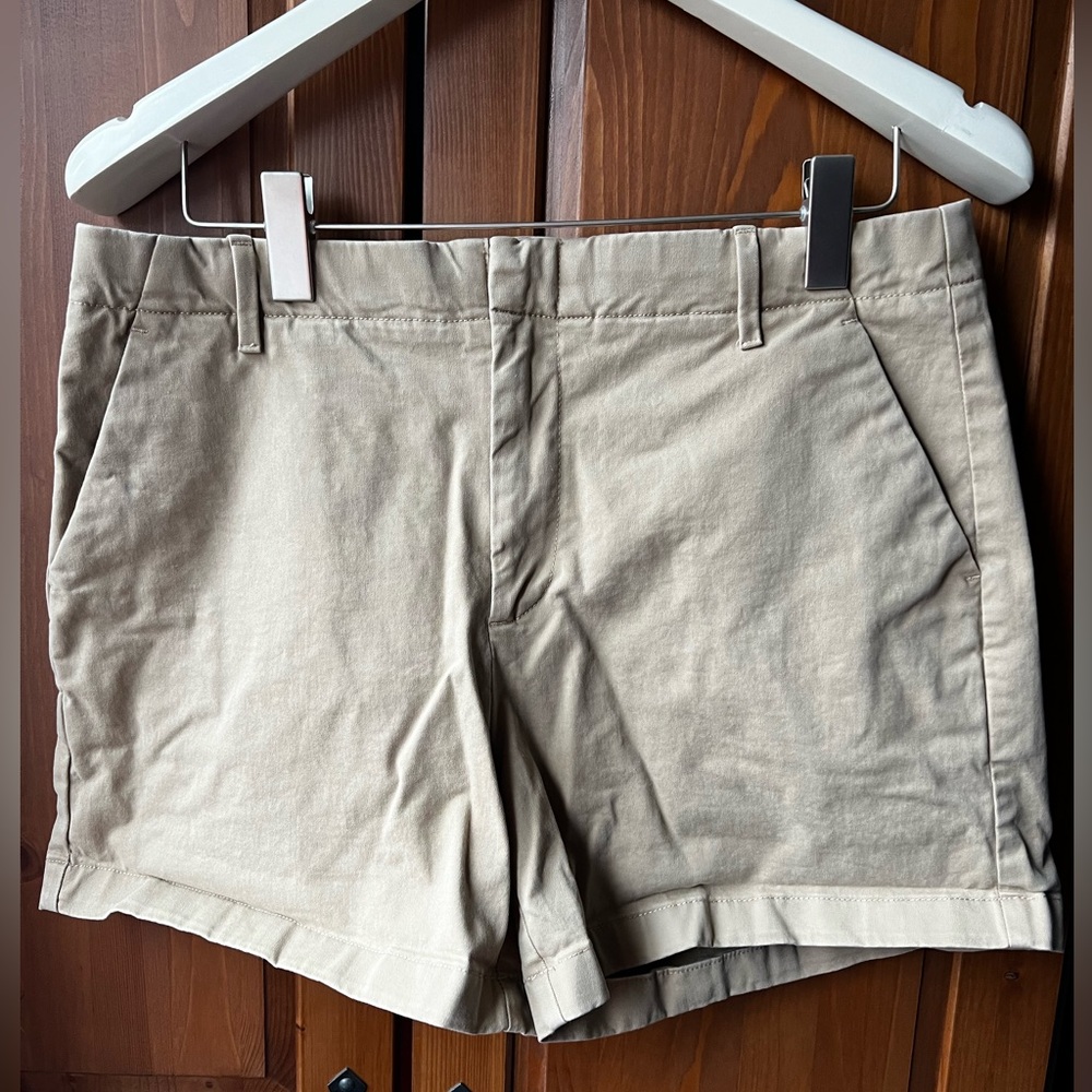 Like new - BANANA REPUBLIC woman’s shorts Size 10 (waist 16”)